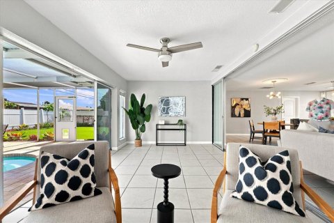 House in Saint Petersburg, Florida 3 bedrooms, 160.16 sq.m. № 2152056 - photo 18