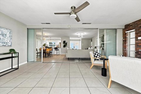 House in Saint Petersburg, Florida 3 bedrooms, 160.16 sq.m. № 2152056 - photo 7
