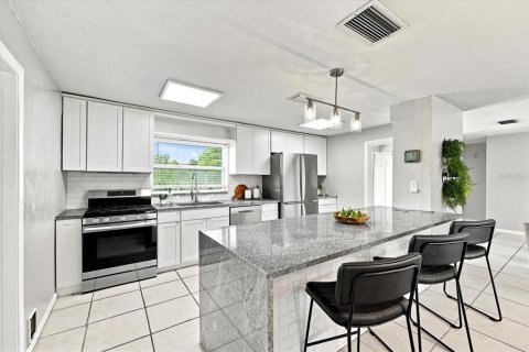 House in Saint Petersburg, Florida 3 bedrooms, 160.16 sq.m. № 2152056 - photo 13