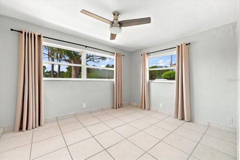House in Saint Petersburg, Florida 3 bedrooms, 160.16 sq.m. № 2152056 - photo 25
