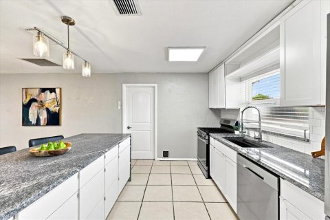 House in Saint Petersburg, Florida 3 bedrooms, 160.16 sq.m. № 2152056 - photo 10