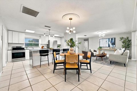 House in Saint Petersburg, Florida 3 bedrooms, 160.16 sq.m. № 2152056 - photo 14