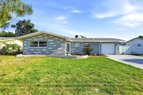 House in Saint Petersburg, Florida 3 bedrooms, 160.16 sq.m. № 2152056 - photo 2
