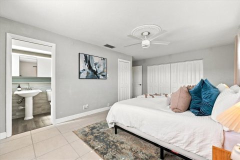 House in Saint Petersburg, Florida 3 bedrooms, 160.16 sq.m. № 2152056 - photo 23
