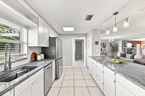 House in Saint Petersburg, Florida 3 bedrooms, 160.16 sq.m. № 2152056 - photo 11