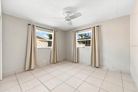 House in Saint Petersburg, Florida 3 bedrooms, 160.16 sq.m. № 2152056 - photo 28