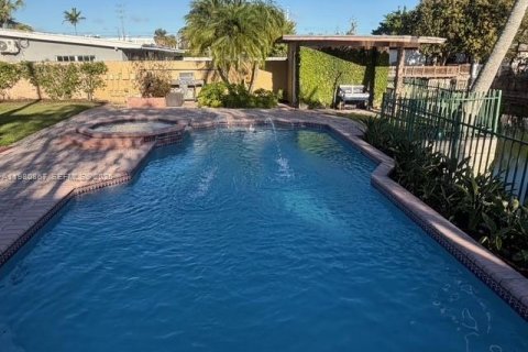 Снять в аренду виллу или дом в Майами, Флорида 3 спальни, 143.91м2, № 2044178 - фото 2