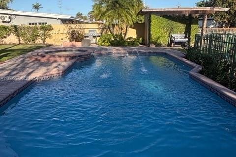 Дом в Майами, Флорида 3 спальни, 143.91м2 № 2044178