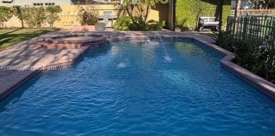 Дом в Майами, Флорида 3 спальни, 143.91м2 № 2044178