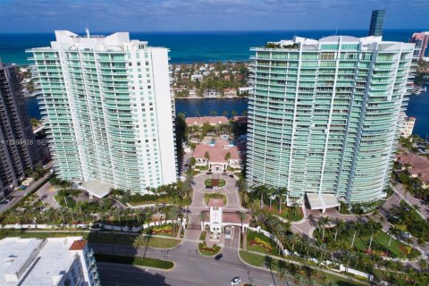 Condo in Aventura, Florida, 2 bedrooms № 2397402