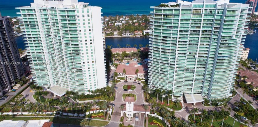 Condominio en Aventura, Florida, 2 dormitorios  № 2397402