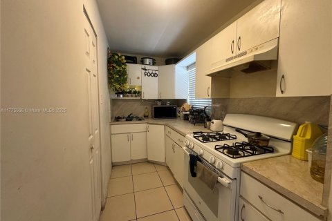 Condo in North Miami, Florida, 1 bedroom  № 1714228 - photo 5