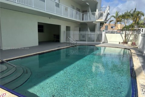 Condo in North Miami, Florida, 1 bedroom  № 1714228 - photo 4