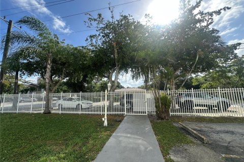 Condo in North Miami, Florida, 1 bedroom  № 1714228 - photo 2