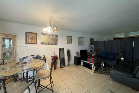 Condo in North Miami, Florida, 1 bedroom  № 1714228 - photo 8