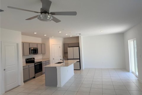 House in Davenport, Florida 4 bedrooms, 189.61 sq.m. № 2314165 - photo 6