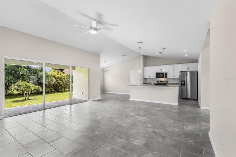 House in Cape Coral, Florida 4 bedrooms, 167.22 sq.m. № 2349465 - photo 6