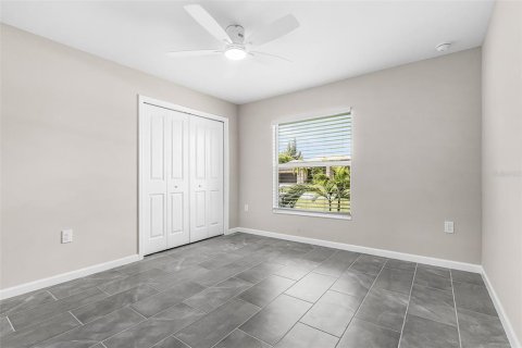 House in Cape Coral, Florida 4 bedrooms, 167.22 sq.m. № 2349465 - photo 13