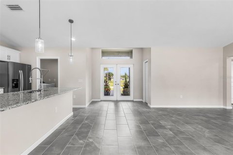 House in Cape Coral, Florida 4 bedrooms, 167.22 sq.m. № 2349465 - photo 4