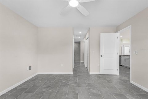 House in Cape Coral, Florida 4 bedrooms, 167.22 sq.m. № 2349465 - photo 18