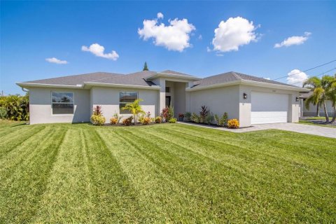 House in Cape Coral, Florida 4 bedrooms, 167.22 sq.m. № 2349465 - photo 2
