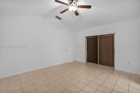 House in Miami Gardens, Florida 4 bedrooms, 153.47 sq.m. № 2072062 - photo 11