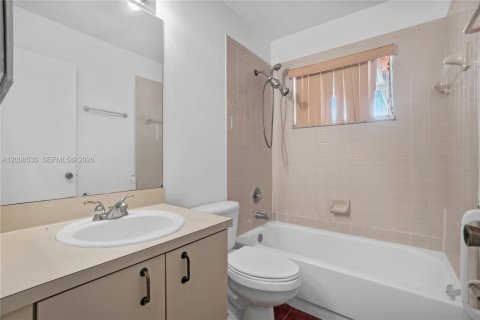 House in Miami Gardens, Florida 4 bedrooms, 153.47 sq.m. № 2072062 - photo 24