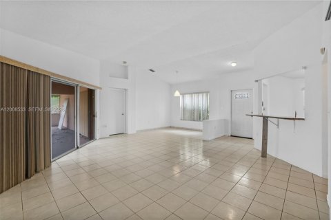 House in Miami Gardens, Florida 4 bedrooms, 153.47 sq.m. № 2072062 - photo 5