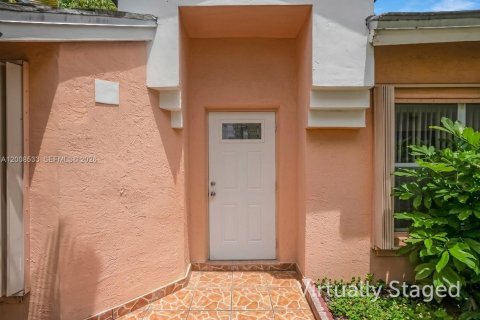 House in Miami Gardens, Florida 4 bedrooms, 153.47 sq.m. № 2072062 - photo 3