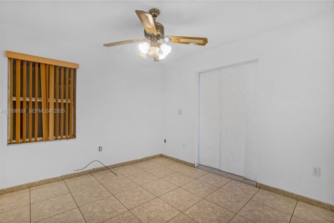 House in Miami Gardens, Florida 4 bedrooms, 153.47 sq.m. № 2072062 - photo 23