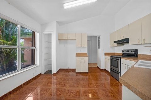 House in Miami Gardens, Florida 4 bedrooms, 153.47 sq.m. № 2072062 - photo 8