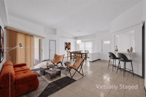 House in Miami Gardens, Florida 4 bedrooms, 153.47 sq.m. № 2072062 - photo 4