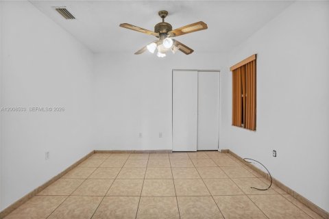 House in Miami Gardens, Florida 4 bedrooms, 153.47 sq.m. № 2072062 - photo 22