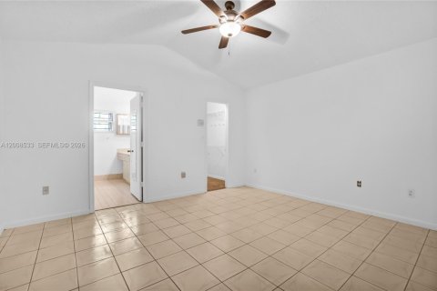 House in Miami Gardens, Florida 4 bedrooms, 153.47 sq.m. № 2072062 - photo 9