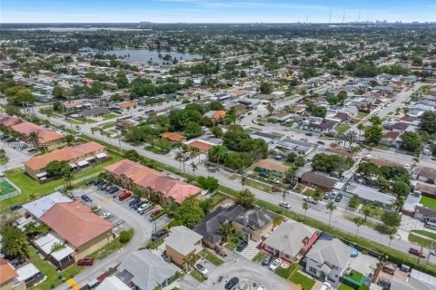 House in Miami Gardens, Florida 4 bedrooms, 153.47 sq.m. № 2072062 - photo 30