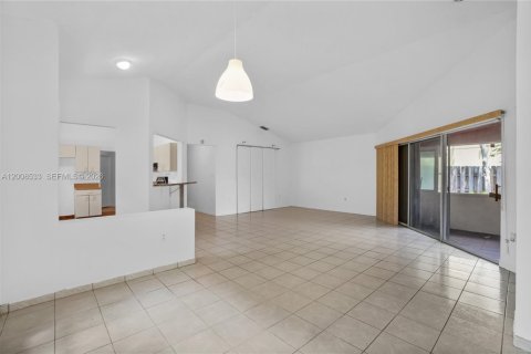 House in Miami Gardens, Florida 4 bedrooms, 153.47 sq.m. № 2072062 - photo 12