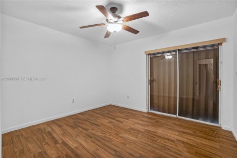 House in Miami Gardens, Florida 4 bedrooms, 153.47 sq.m. № 2072062 - photo 20