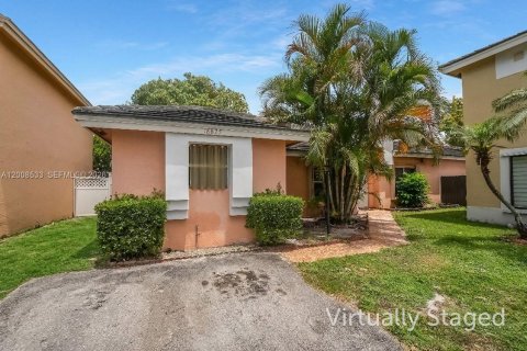 House in Miami Gardens, Florida 4 bedrooms, 153.47 sq.m. № 2072062