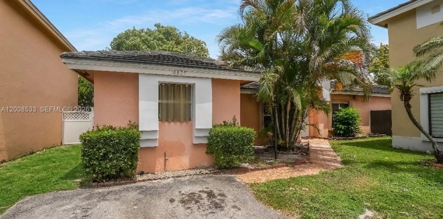 House in Miami Gardens, Florida 4 bedrooms, 153.47 sq.m. № 2072062