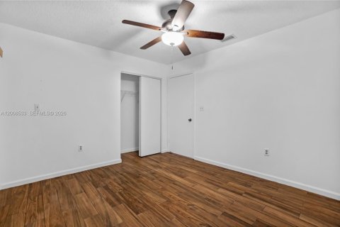 House in Miami Gardens, Florida 4 bedrooms, 153.47 sq.m. № 2072062 - photo 21
