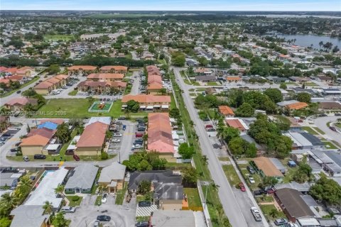 House in Miami Gardens, Florida 4 bedrooms, 153.47 sq.m. № 2072062 - photo 29
