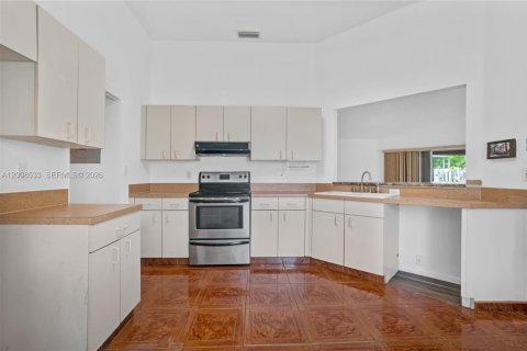 House in Miami Gardens, Florida 4 bedrooms, 153.47 sq.m. № 2072062 - photo 7
