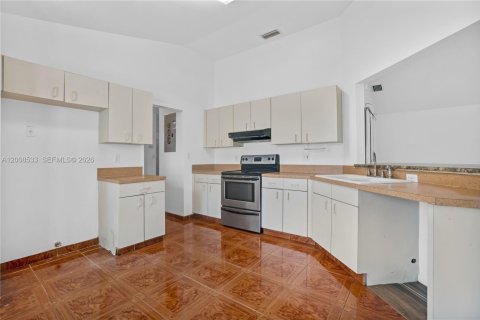 House in Miami Gardens, Florida 4 bedrooms, 153.47 sq.m. № 2072062 - photo 6