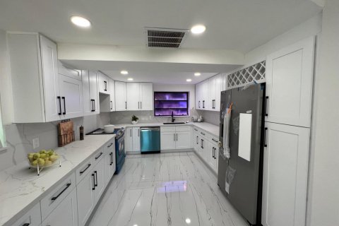 House in Fort Lauderdale, Florida 3 bedrooms, 146.04 sq.m. № 2241855 - photo 6