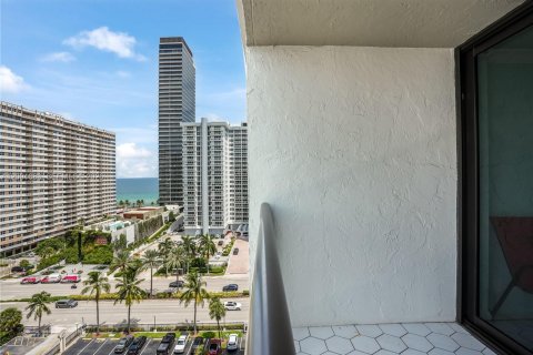 Copropriété à louer à Hallandale Beach, Floride: 2 chambres, 94.76 m2 № 2385002 - photo 29