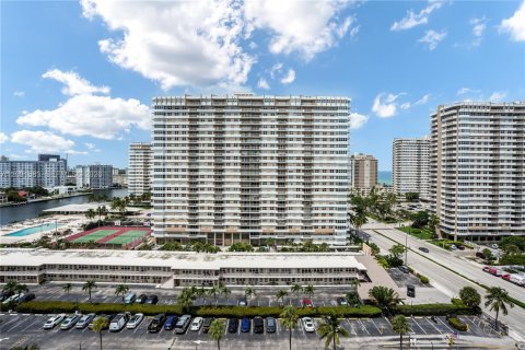Copropriété à louer à Hallandale Beach, Floride: 2 chambres, 94.76 m2 № 2385002 - photo 26