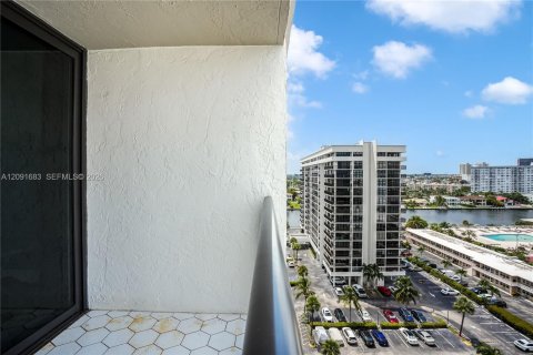 Copropriété à louer à Hallandale Beach, Floride: 2 chambres, 94.76 m2 № 2385002 - photo 28