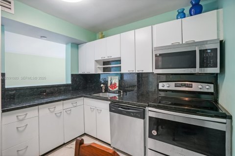 Copropriété à louer à Hallandale Beach, Floride: 2 chambres, 94.76 m2 № 2385002 - photo 16