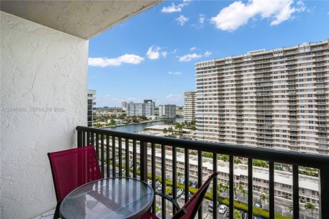 Copropriété à louer à Hallandale Beach, Floride: 2 chambres, 94.76 m2 № 2385002 - photo 2