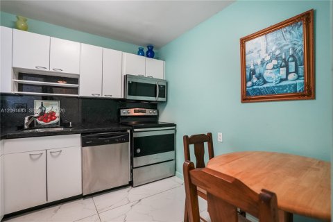 Copropriété à louer à Hallandale Beach, Floride: 2 chambres, 94.76 m2 № 2385002 - photo 14
